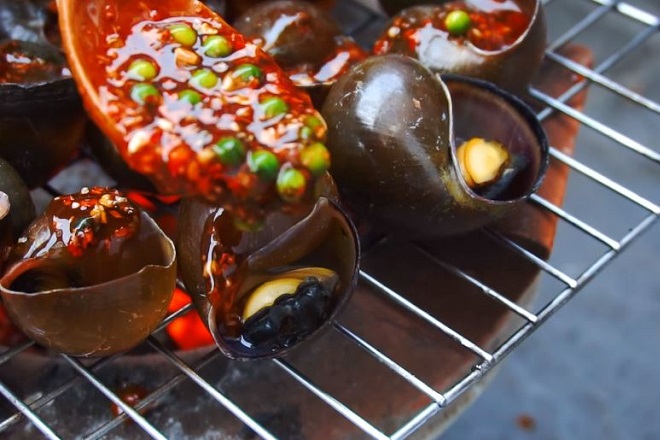 Cách làm ốc bươu nướng tiêu đen, xanh sốt chanh dây ngon tại nhà