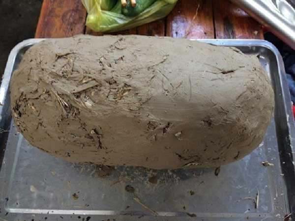 Gà nướng đắp đất sét thơm lừng độc đáo cho ngày cuối tuần