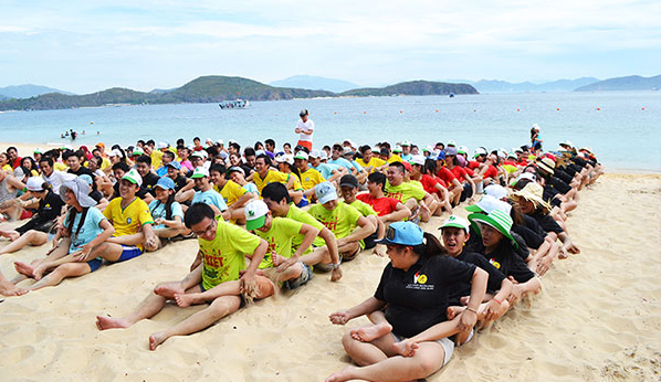 Hướng dẫn chơi Đua thuyền trên cạn (đua rết) cho hoạt động team building