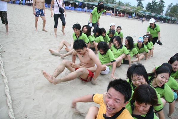 Hướng dẫn chơi Đua thuyền trên cạn (đua rết) cho hoạt động team building